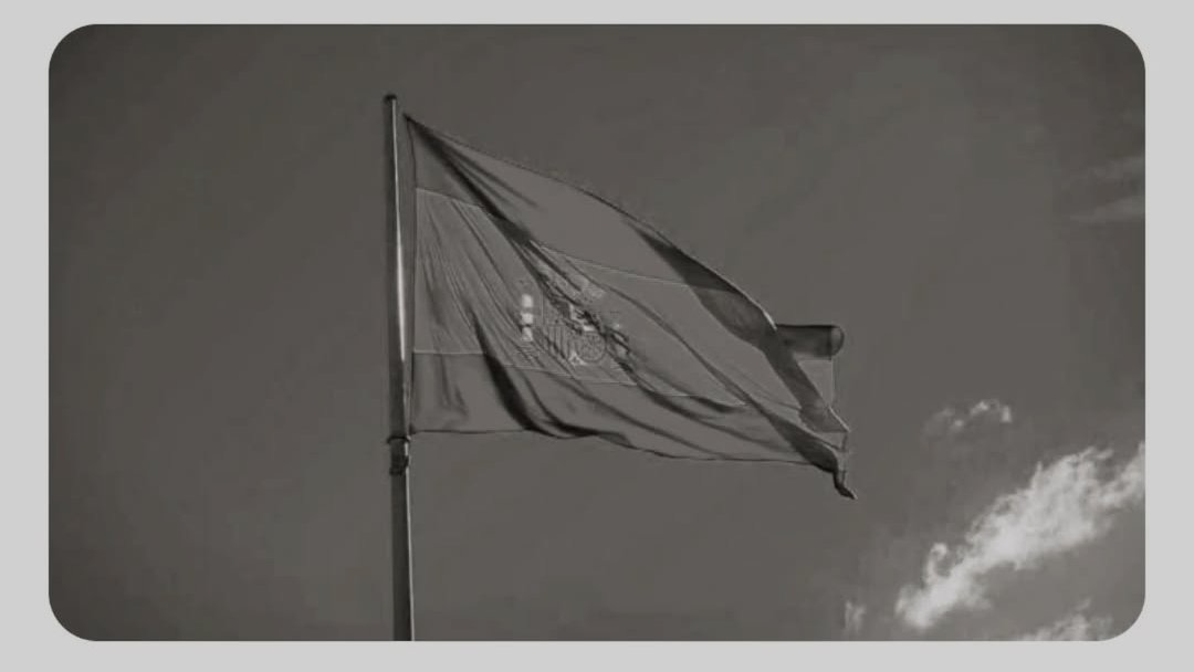 vexiband's tweet photo. La foto que publica @okdiario, sempre atent als temes rokhigualdos és #EXCELLENT. La #banderaespanyola, en b/n per evitar la hipersenseibilitat i irritació ocular als afectats per #SIOBE (Sindrome d'Intoxicació Ocular de la Bandera Espanyola). https://t.co/9IetEB9K5K