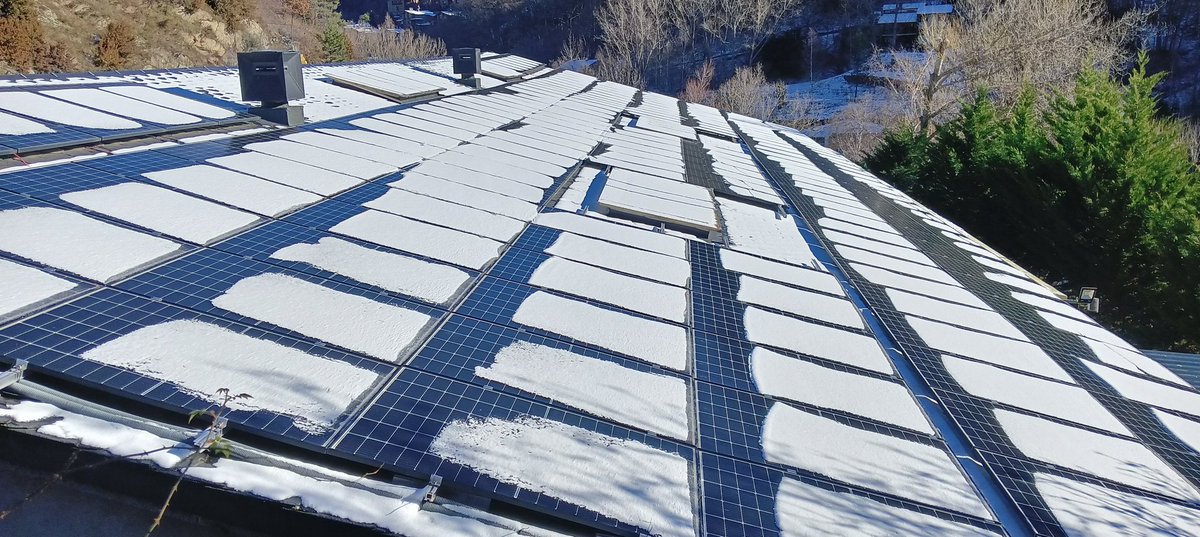 SUDPIRINEUS's tweet photo. Els hiverns a #Andorra són entretinguts per les solars. De 80 kW, n'estem generant ara mateix 6,75. Si el sol continua apretant, a migdia ja no queda neu https://t.co/FVdxCBP3dr