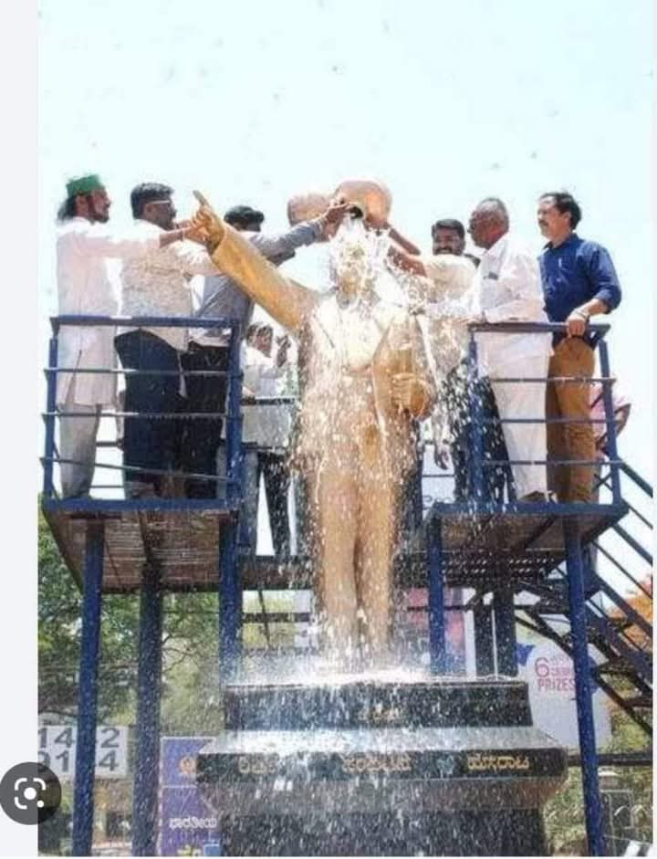 voice_of_hindu2's tweet image. कोई मुझे इसके बारे में बताएगा ..?

होली न खेलना ही अंबेडरवाद है ,

रक्षाबंधन न मनाना अंबेडकरवाद है ,

राम को काल्पनिक मानकर असुरों को अपना पूर्वज बनाना अंबेडकरवाद है ,

हिंदू धर्म पर गाली गलौज और अभद्र टिप्पणी करना ही अंबेडकरवाद है,

हिंदुओं के बहन बेटियों पर गंदी नजर और उनके…