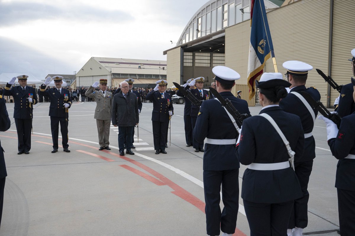 MarineNationale's tweet image. #PassCom | Le VA Bordarier, commandant la force de l’aéronautique navale, a fait reconnaître le CV Zanassi comme nouveau commandant de la BAN de Hyères, seule base de l’aéronautique navale située dans le Sud 🌞 de la France, et pivot des opérations aéromaritimes de la région.