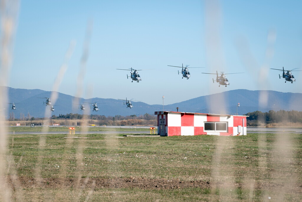 MarineNationale's tweet image. #PassCom | Le VA Bordarier, commandant la force de l’aéronautique navale, a fait reconnaître le CV Zanassi comme nouveau commandant de la BAN de Hyères, seule base de l’aéronautique navale située dans le Sud 🌞 de la France, et pivot des opérations aéromaritimes de la région.
