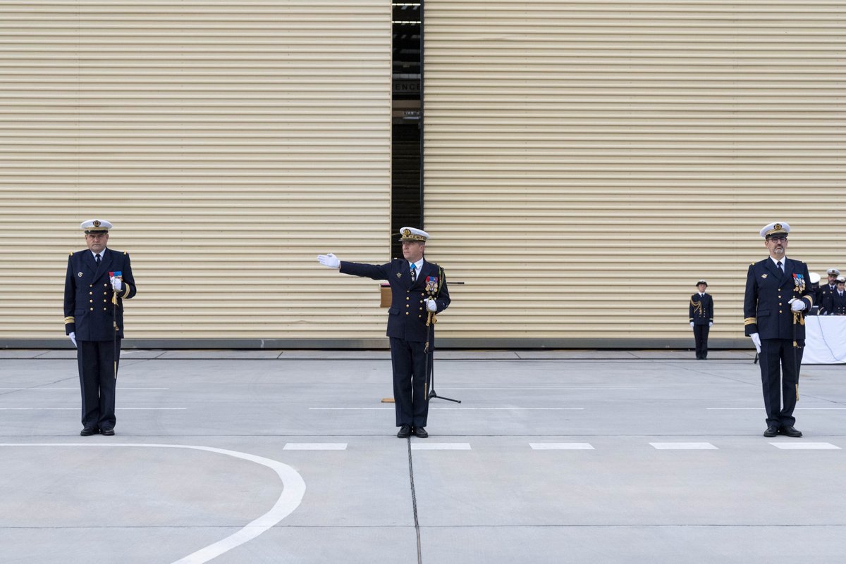 MarineNationale's tweet image. #PassCom | Le VA Bordarier, commandant la force de l’aéronautique navale, a fait reconnaître le CV Zanassi comme nouveau commandant de la BAN de Hyères, seule base de l’aéronautique navale située dans le Sud 🌞 de la France, et pivot des opérations aéromaritimes de la région.