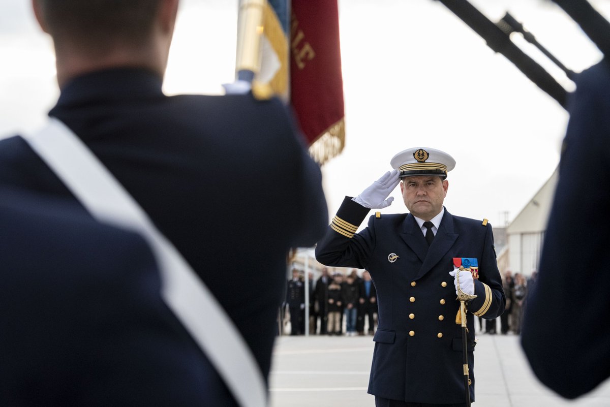 MarineNationale's tweet image. #PassCom | Le VA Bordarier, commandant la force de l’aéronautique navale, a fait reconnaître le CV Zanassi comme nouveau commandant de la BAN de Hyères, seule base de l’aéronautique navale située dans le Sud 🌞 de la France, et pivot des opérations aéromaritimes de la région.