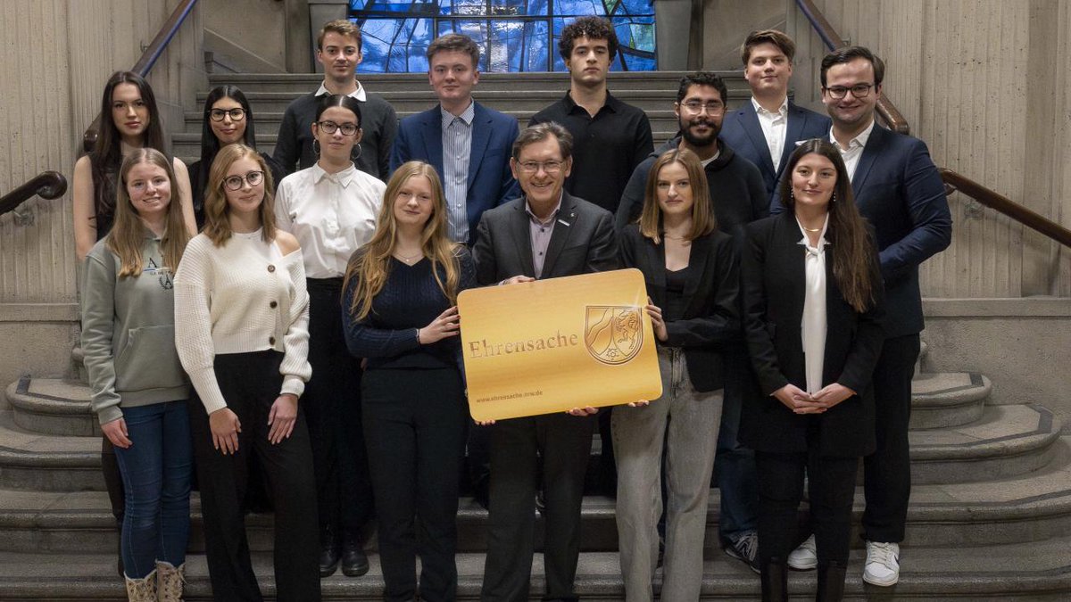 Überreichung der #Ehrenamtskarte #NRW an 13 Mitglieder des Kinder- und Jugendparlaments #Herne: engagiert-in-nrw.de/aktuelle-meldu…

#EngagiertInNRW