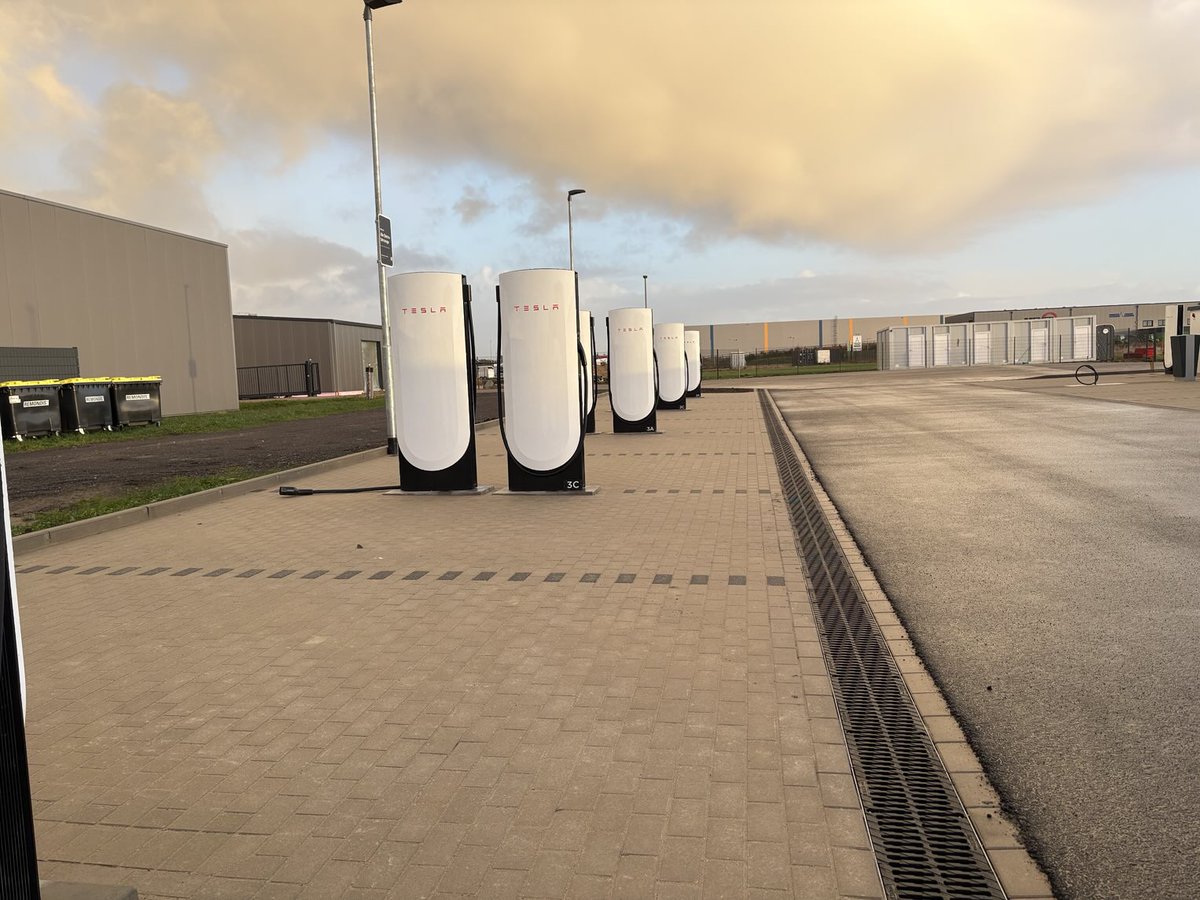 csd55's tweet photo. Neuer Tesla Supercharger in Stuckenborstel, mit WC, Pizzaautomat und Imbiss nebenan. Insgesamt 20 Ladesäulen, die schon betriebsbereit sind. Die Automaten müssen wohl noch gefüllt werden. https://t.co/5sQbni66QV