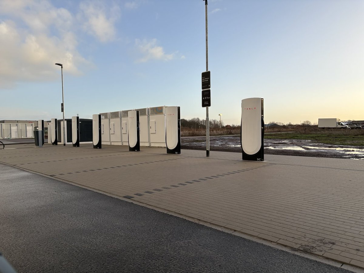 csd55's tweet photo. Neuer Tesla Supercharger in Stuckenborstel, mit WC, Pizzaautomat und Imbiss nebenan. Insgesamt 20 Ladesäulen, die schon betriebsbereit sind. Die Automaten müssen wohl noch gefüllt werden. https://t.co/5sQbni66QV
