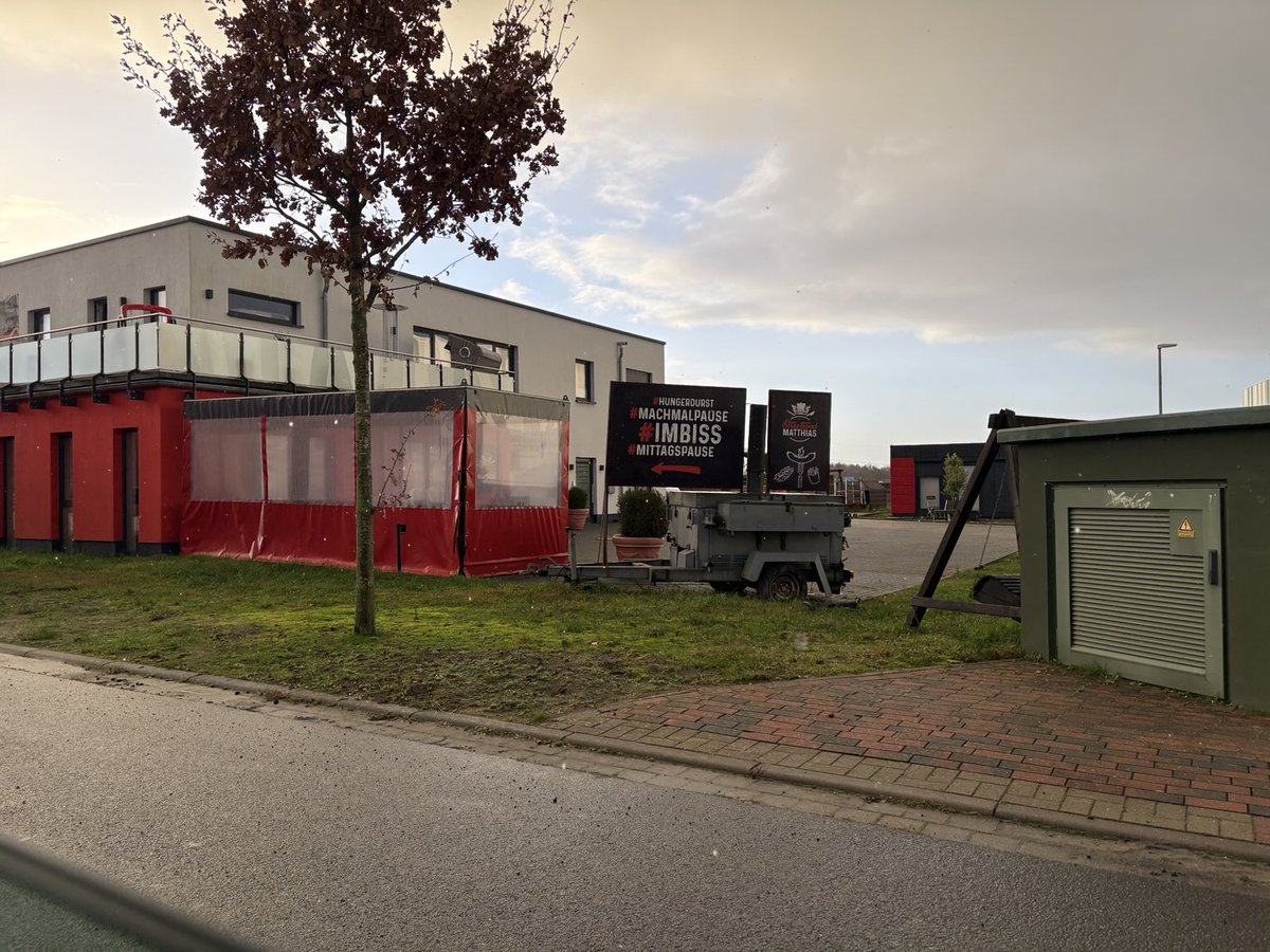 csd55's tweet photo. Neuer Tesla Supercharger in Stuckenborstel, mit WC, Pizzaautomat und Imbiss nebenan. Insgesamt 20 Ladesäulen, die schon betriebsbereit sind. Die Automaten müssen wohl noch gefüllt werden. https://t.co/5sQbni66QV