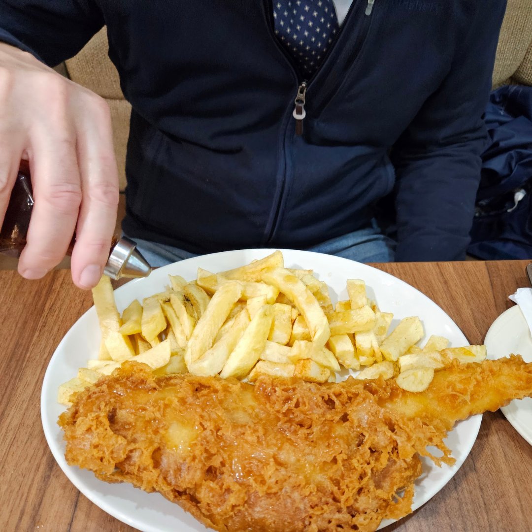 They say you eat with your eyes first, and wow anyone else craving fish &amp; chips after seeing this beauty?! 😍🍽️😋

The last Friday before Christmas, is there a better excuse for a cheeky Whaler?