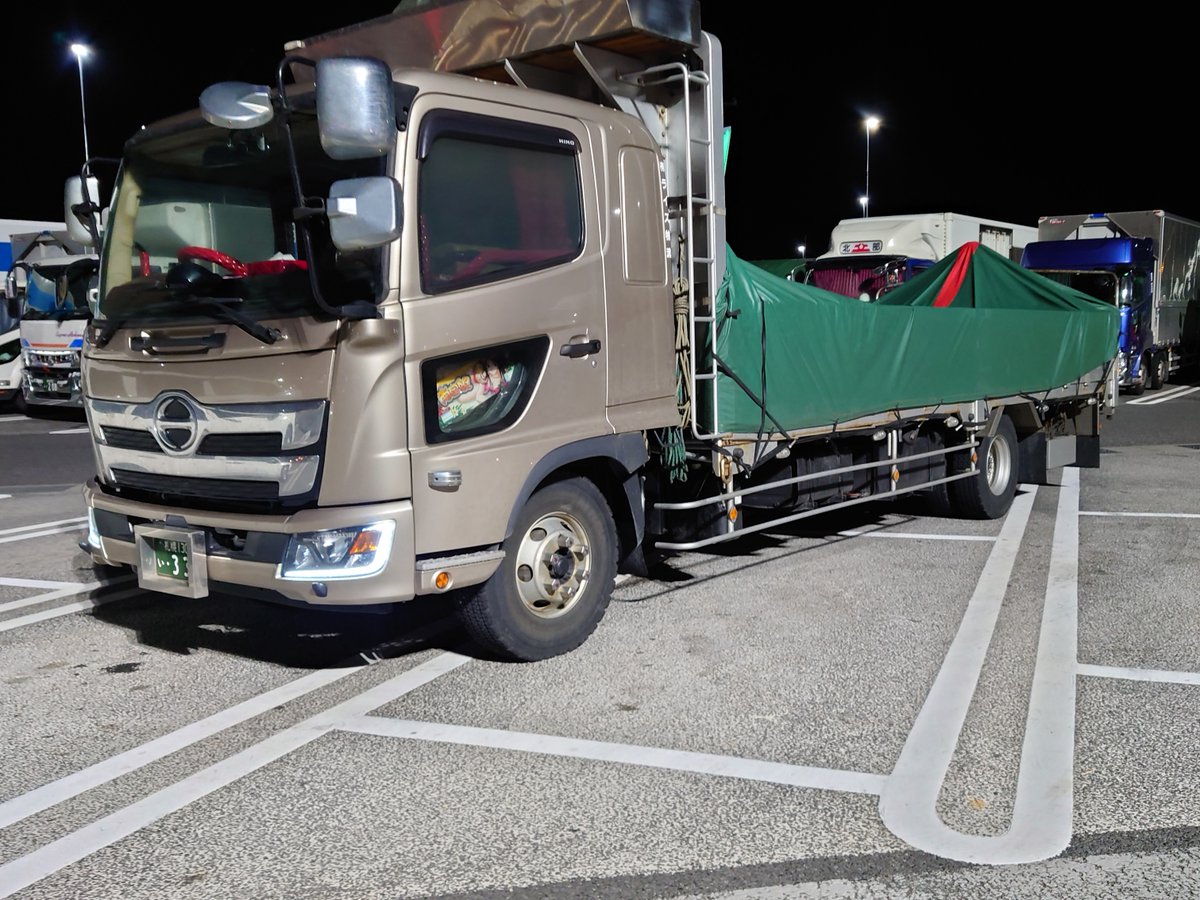 ninjama20's tweet photo. ３列跨ぐ必要は全くない。こういうのがのさばってても大丈夫なのが埼玉県警のテリトリー。
スモークにカーテン、上下左右を防ぐぶ厚いナンバーフレーム、石狩市ではまだ大丈夫なのか。
なにより、停まっててこのマナー。走行マナーたるや･･･
#違法改造
#迷惑駐車
#物流問題
#103万円の壁
#埼玉県警 https://t.co/IgRkDmeNU0
