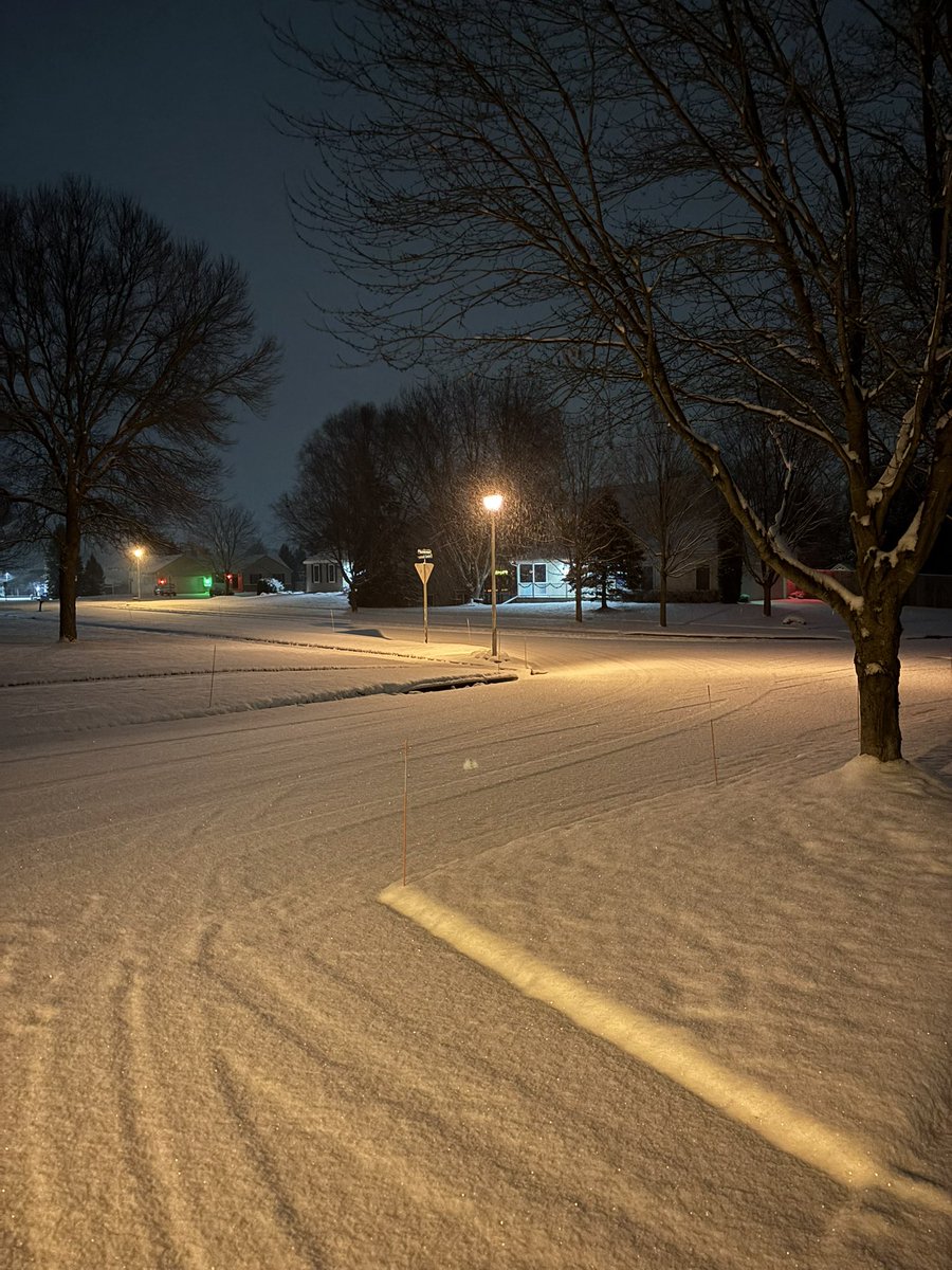 Sant_lover's tweet photo. Someone’s gonna build a wall when they see all this white walking #BigBoyWhoLovesHisSnowyNightTimeWalks #SlippedAFewTimesNoFallsYet #BoostTechnologyInMyShoes #MyAnkleHurts https://t.co/Cgq4fZcO9t