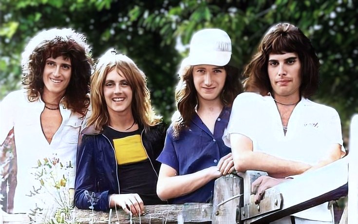 2freddiemercury's tweet photo. ♥️Queen♥️ https://t.co/pAty1fHHSh