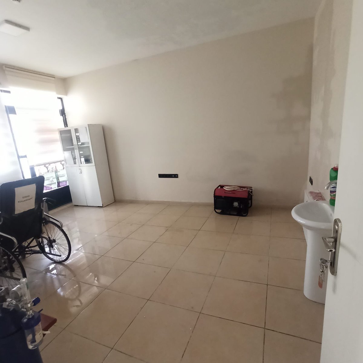 Her hafta su basan Esenyurt Akçaburgaz aile sağlığı merkezi.yapı Esenyurt belediyesinin.50 üzerinde dilekçe yazılmasına rağmen ilgilenmeyen yetkililer <a href="/EsenyurtBLDYS/">Esenyurt Belediyesi</a> <a href="/TC_istanbul/">TC İstanbul Valiliği</a> <a href="/saglikbakanligi/">T.C. Sağlık Bakanlığı</a> <a href="/ismgovtr/">İstanbul İl Sağlık Müdürlüğü</a> <a href="/tcesenyurt/">Esenyurt Kaymakamlığı</a>