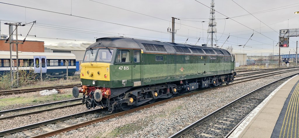 Not a bad way to start the day...👍🏻

ECML Thunderbird 47815 'Great Western' at Doncaster earlier.