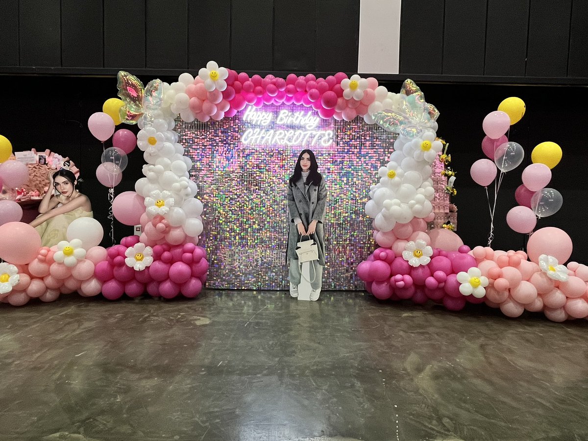 itscharlottyfam's tweet photo. ระหว่างรองานเริ่ม✨แฟนคลับสามารถออกมาถ่ายรูปกับ Back Drop ของม๊ามี๊สาธุ @jitTang5 กันได้นะคะ  / Back Drop น่ารักมากๆเลยนะคะ ✨🫶🏻💖 

26th HBD CHARLOTTE
#Happy26thCharlotteDay 
@itscharlotty https://t.co/Itohpo3WC2
