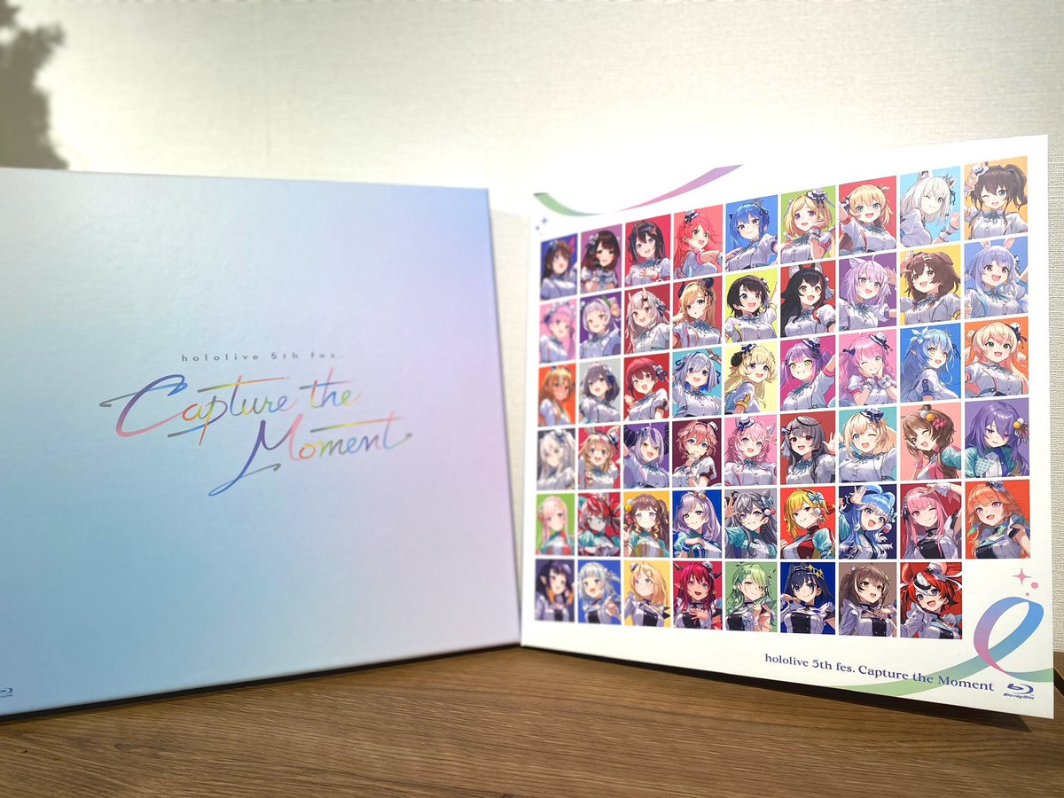 カバー株式会社様より、KVの制作をを担当させていただいた『hololive 5th fes. Capture the Moment』の Blu-rayを頂きました！
箱の大きさやディスクの多さに驚きが隠せません...!!
担当させていただいた全タレント様を表紙に載せていただいているのもとても嬉しいです...