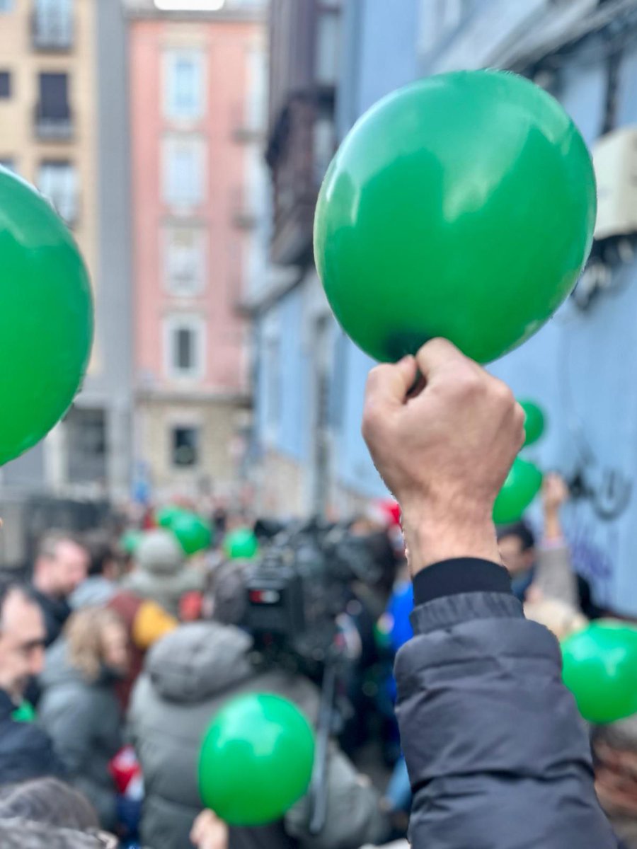 Queremos un cole en buenas condiciones y por ello hoy nos hemos juntado un centenar de familias a la entrada.

Porque nuestros hijos e hijas van contentos al mismo. Porque las familias estamos unidas. Porque es el colegio del barrio y queremos que lo siga siendo.