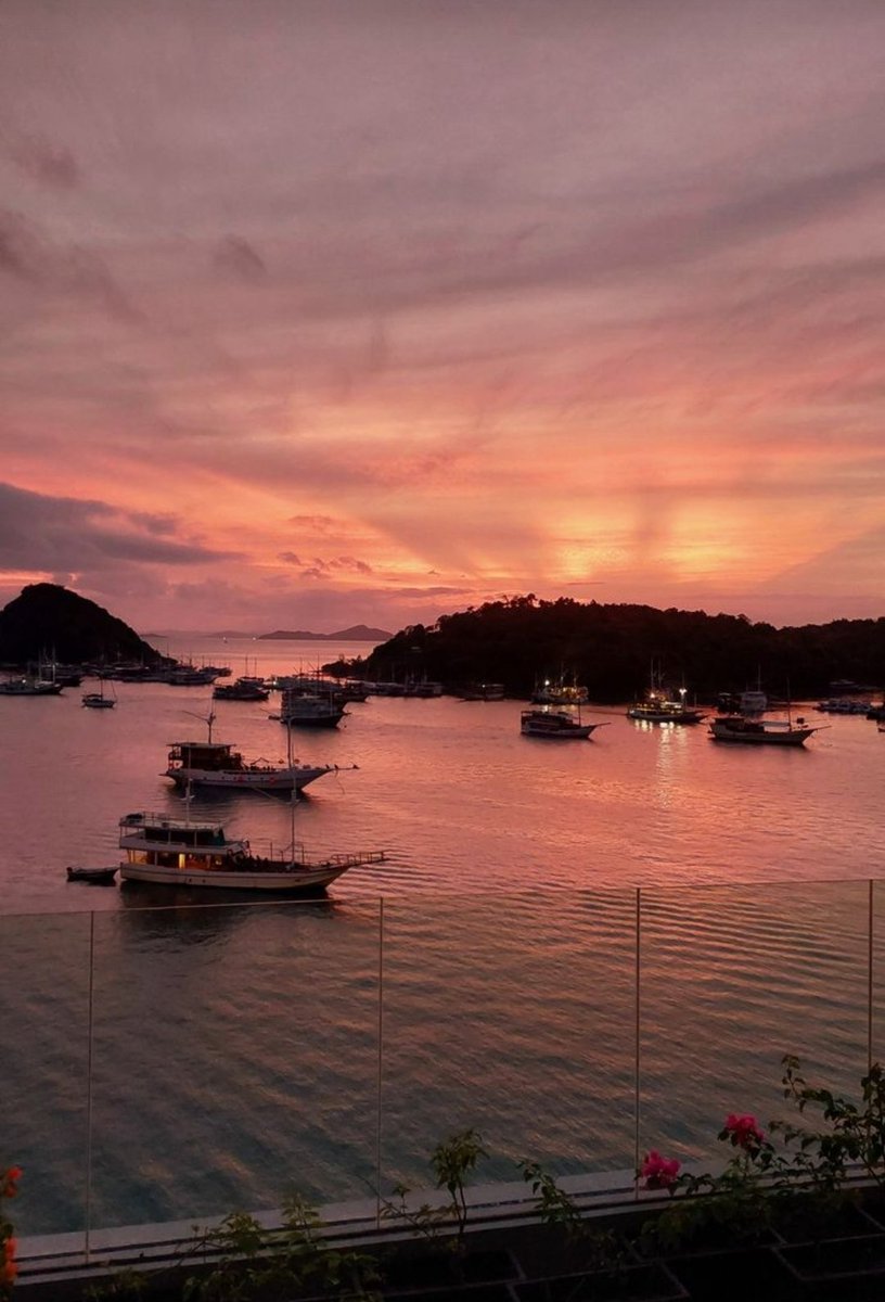Kayaknya udah waktunya nikmatin sunset di Labuan Bajo deh, tapi takut kantong jebol. Syukurlah ada promo dari Traveloka Year End Sale! Flash sale kupon diskon sampe Rp500rb, periode 16 Des - 3 Jan. Gak pake mikir dua kali, langsung booking! #TravelokaYearEndSaleID