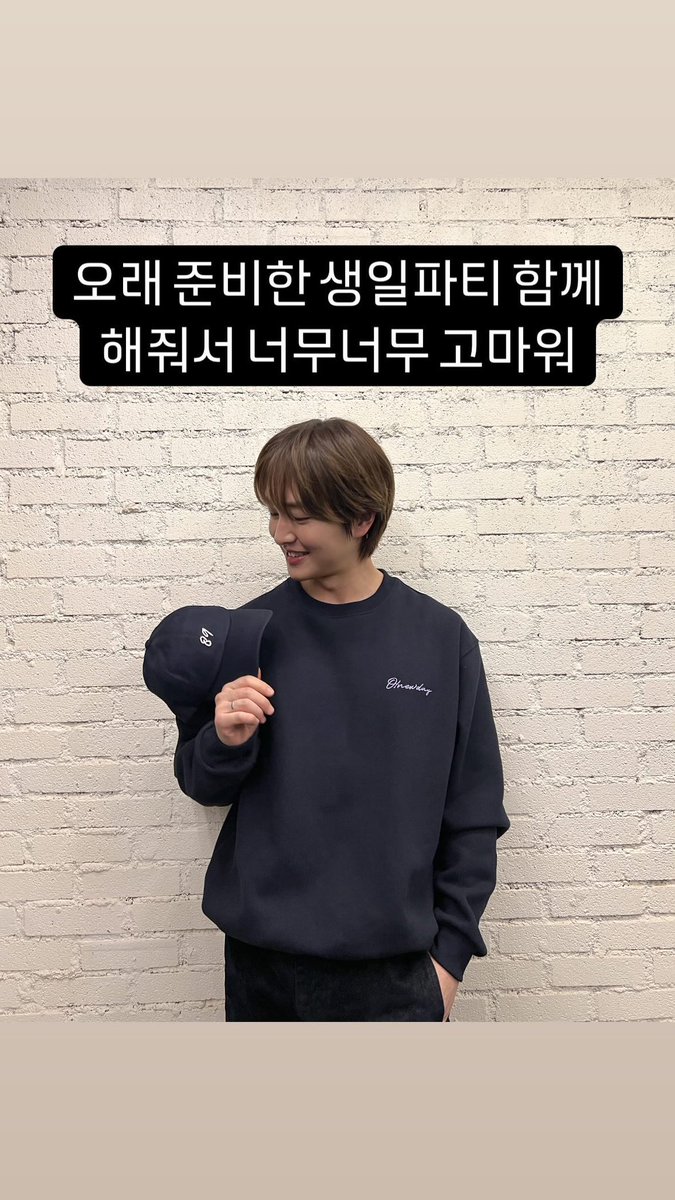 onurvoice's tweet photo. 오래 준비한 생일파티란 그 말
새삼 얼마나 긴 길을 돌아돌아 왔는지가 머리속에 떠올라 혼자 괜히 또 벅차다
없는 길도 만들고 길위에 쓰러진 나무도 치우며 타박타박 꾸준히 이 길을 걸어걸어 찡구들에서 도착한 진기야
이제는 계속 함께 걷자 https://t.co/eeQT95XsRF