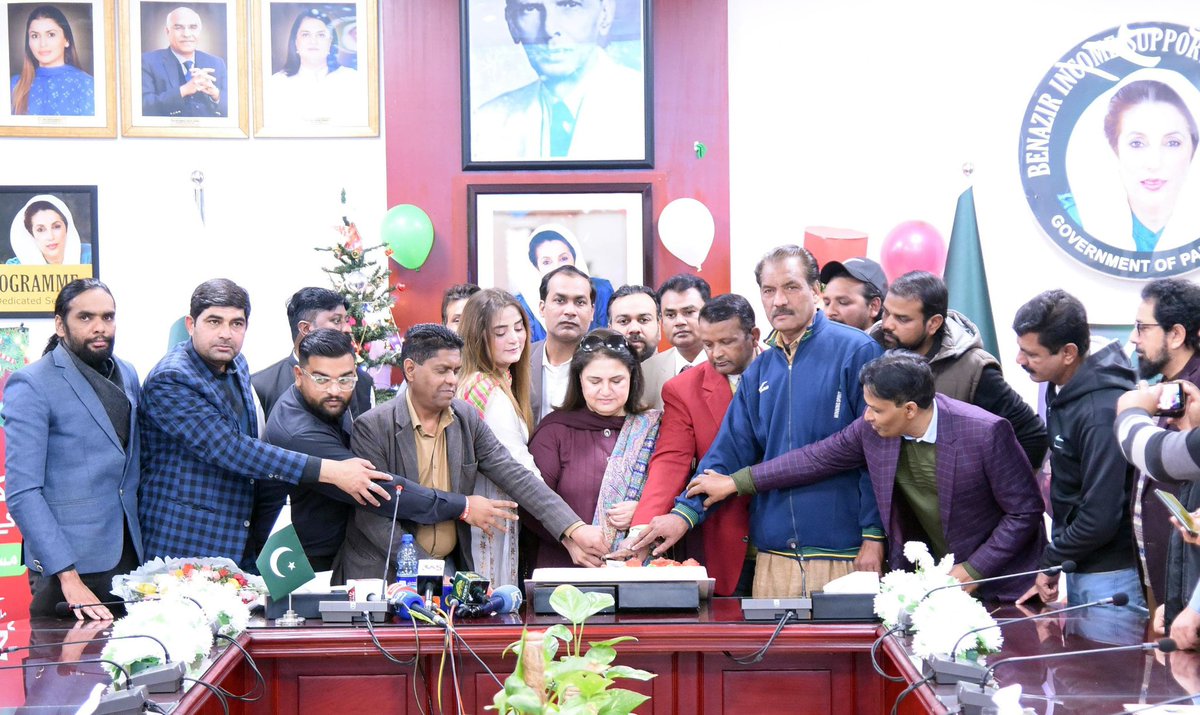 bisp_pakistan's tweet photo. چیئرپرسن بینظیر انکم سپورٹ پروگرام،سینیٹر روبینہ خالد نے بی آئی ایس پی ہیڈکوارٹرز میں منعقد کرسمس کی تقریب کے موقع پر مسیحی برادری سے تعلق رکھنے والے صحافیوں کے ہمراہ کرسمس کا کیک کاٹا.
#ChairpersonBISP #CakeCutting #Ceremony #Journalists #25December2024 #Christmas #BISPHQ https://t.co/m6sAkS95ny