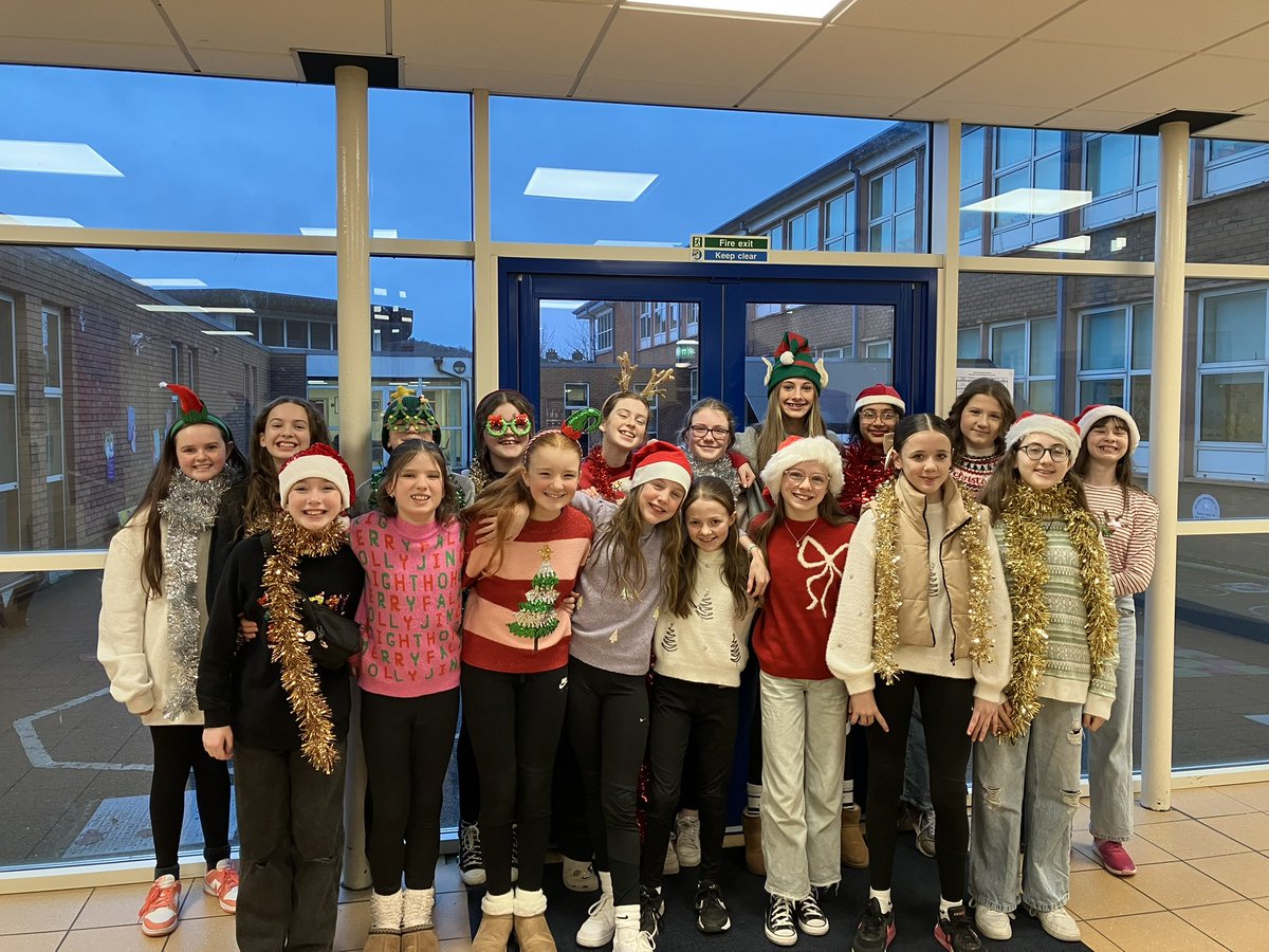 The best way to spread Christmas cheer is singing loud for all to hear! Junior Chamber Choir are delivering Christmasgrams around school today to raise money for Childhood Tumour Trust 🎄