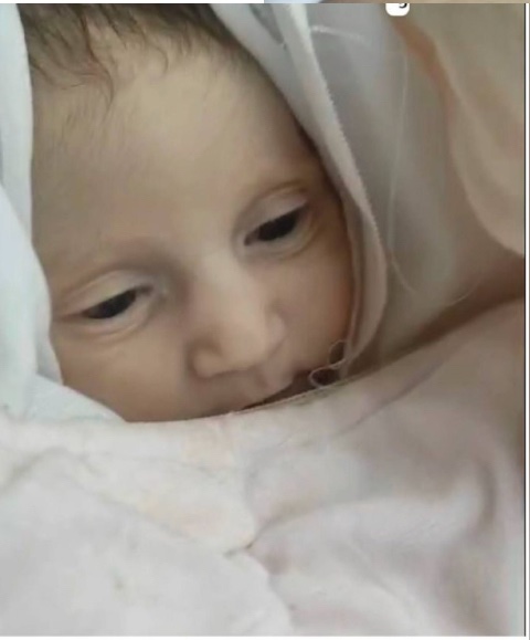 Infant Aesha Al-Qassas has just died in her tent due to the freezing weather and lack of life basic necessities as per local reports.