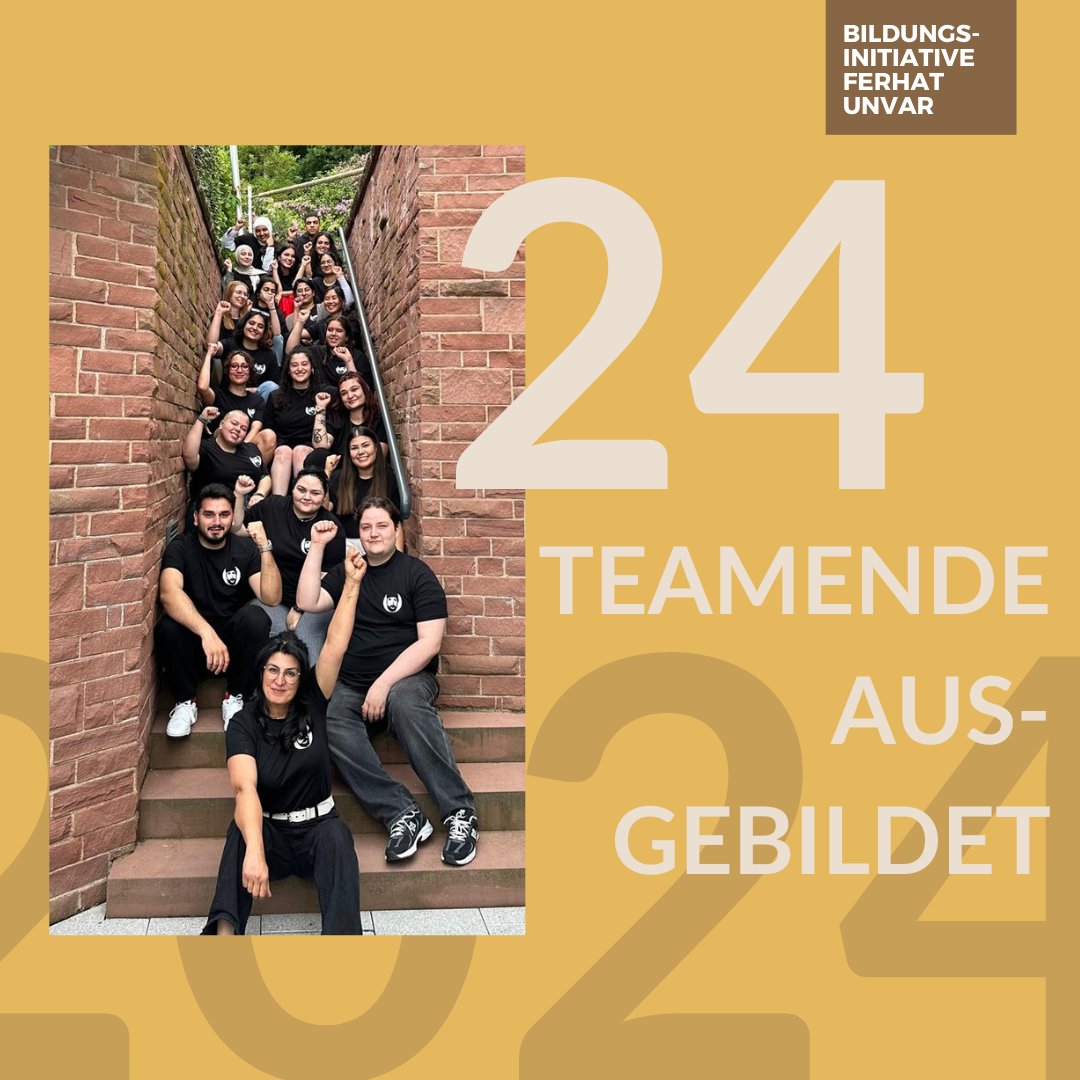 BI_FerhatUnvar's tweet photo. Wenn wir an das Jahr zurückdenken, dann gibt es da einige Erinnerungen, die uns stolz machen. 💫

Wir konnten die Anzahl der an Schulen und Einrichtungen gehaltenen Workshops vom letzten Jahr um mehr als 14 Prozent erhöhen, haben neue Teamer*innen ausgebildet und ein Weiterbildungswochenende mit unseren bestehenden Teamenden organisiert. Im Rahmen von Vorträgen, Reisen und Panels konnte unsere Gründerin Serpil auf die Bildungsinitiative und unsere wichtige Arbeit aufmerksam machen.

Zusammen mit dem Haus für Demokratie und Vielfalt der Stadt Hanau haben wir die 1. Internationale Konferenz "Gegen das Vergessen, für das Leben" organisiert und damit ein Format geschaffen, was die Betroffenenvernetzung auf einer internationalen Ebene zum ersten Mal in Deutschland in dieser Form ermöglicht hat.

Das war ein starkes Jahr. Wir freuen uns auf mehr. Danke an alle, die unsere Arbeit unterstützen. Auf ein weiteres starkes Jahr! Kommt gut rüber. 👋

#fürferhat
#BildungsinitiativeFerhatUnvar
#KeinVergessen