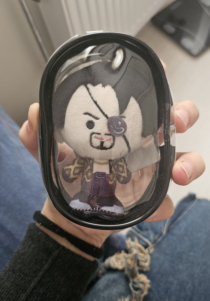 Rinnebee's tweet photo. He's so pocket size js fit into these stupid lil bags https://t.co/Qm4Z2PuGXr