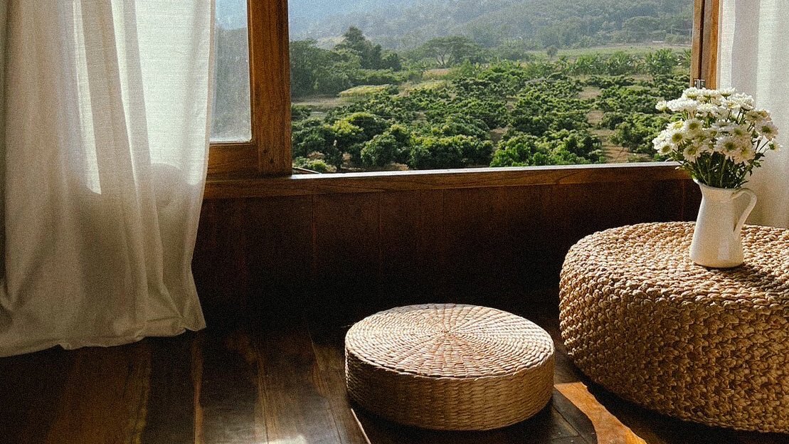 bkkmenuliving's tweet image. ปลายปี อากาศดีๆ แบบนี้ เราชวนขึ้นเหนือไปซึมซับธรรมชาติ รับพลังงานดี ๆ ฮีลใจกันที่ ‘จดหมายจากเชียงดาว’ บ้านพักหลังน้อยสไตล์กระท่อมในอำเภอเชียงดาว จังหวัดเชียงใหม่
.
Photo by จดหมายจากเชียงดาว
.
#BKKLIVING #WheretoStay #TheLetterfromChiangDao #Chiangmai #Chiangdao