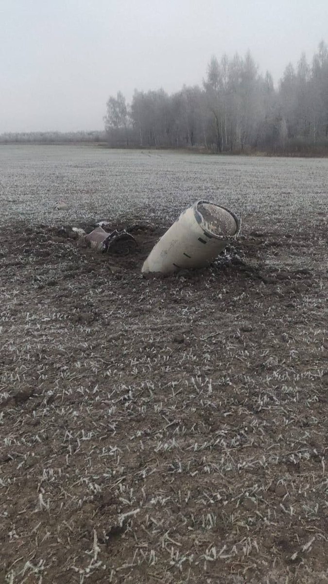 RusiaInforma's tweet image. 🇺🇸🇰🇷🇺🇦🇷🇺⚠️ Kiev atacó a Rusia con misiles #ATACMS originalmente vendidos a Corea del Sur, lo que marca otra escalada en el conflicto.

La foto 1 muestra un misil derribado en Taganrog.
La foto 2 muestra los restos del misil derribado en la región de Briansk.
La foto 3 muestra