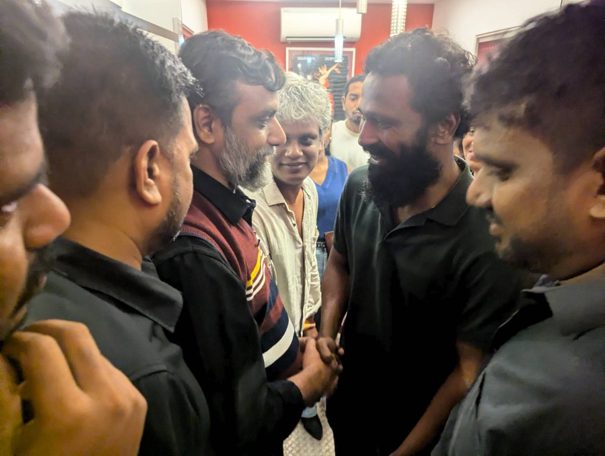 thiruja2009's tweet photo. அனைவரும் பார்த்து கொண்டாடப்பட வேண்டிய திரைப்படம் 'விடுதலை II'.

தோழர். வெற்றிமாறன் இந்தியாவின் இன்றய சூழலில் துணிச்சலாக இப்படியான ஒரு திரைப்படத்தை எடுத்திருப்பதை முதலில் நாம் வரவேற்போம். 

தமிழினத்தில் கடந்த 80 ஆண்டுகளாக நடந்த பலவேறு புரட்சிகர அரசியலையும், அதன் நாயகர்களையும் காவியமாக்கியுள்ளார். 

திரைப்படத்தை பார்த்தபின் தோழர் வெற்றிமாறனையும், அவரது குழுவினரையும் சந்தித்து வாழ்த்தினோம். 

உங்கள் குடும்பத்தினர், நண்பர்களோடு இத்திரைப்படத்தை ஒருமுறை அல்ல, பலமுறை பார்த்து ரசிக்கக்கூடிய திரைப்படம். 17 ஆண்டுகளுக்கு பிறகு என் தந்தை முதல்முறையாக திரைப்படம் பார்க்க திரையரங்கு வந்தார். இறுதியாக திரையரங்கில் அவர் பார்த்த திரைப்படம் 'பெரியார்'. பெருமகிழ்வுடன் இயக்குனருக்கு வாழ்த்துகளை பகிர்ந்தார். 

தோழர் வெற்றிமாறனுக்கு  புரட்சிகர வாழ்த்துகள். 
வெல்லட்டும் ' #விடுதலை  

திரைப்படம் குறித்து பின்னர் விரிவாக பேசுவோம்.