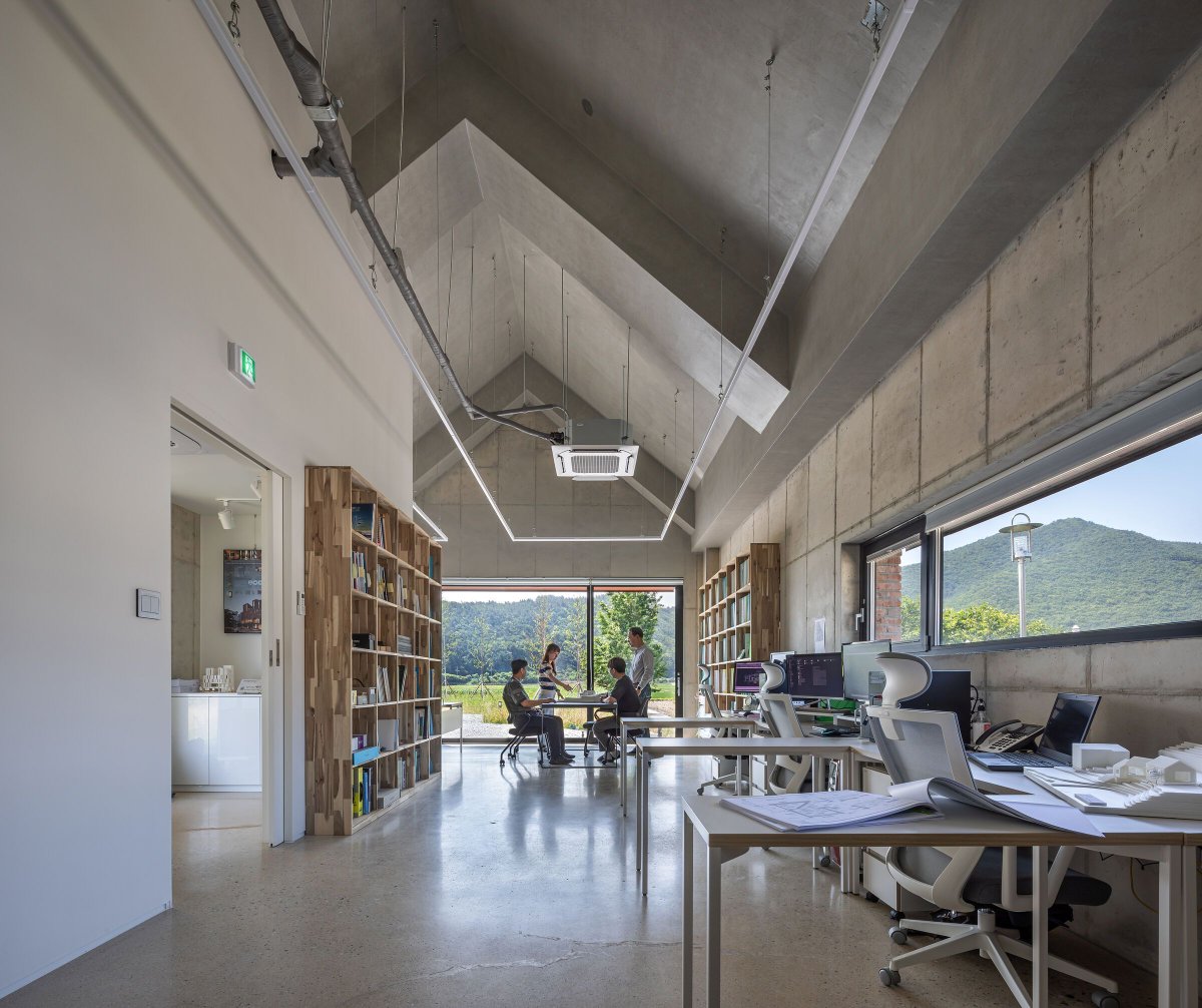 Archello's tweet image. Architecture Studio YEIN’s new Jeongdongjin office features exposed concrete gabled roofs and reclaimed brick façades, harmonizing with the coastal and rural surroundings.buff.ly/49Ph1Fu

#SustainableDesign #ReclaimedMaterials #ContextualArchitecture