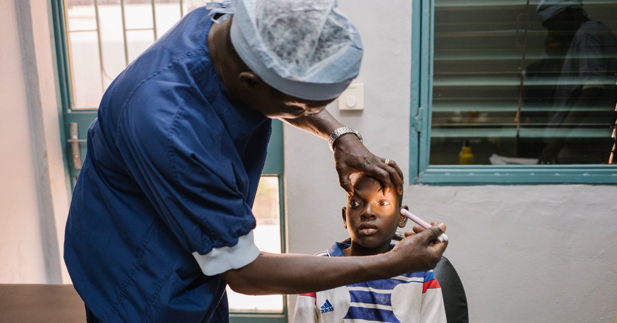 LFDWdach's tweet photo. Soumalia, geboren mit Kinderlähmung und angeborenem Grauen Star, wuchs fast blind auf. Dank eines mobilen Teams kann er nun sehen, zur Schule gehen &amp; erhält Physiotherapie. ✨

Schenke Kindern wie ihm Hoffnung – spende jetzt: https://t.co/82bbXoY0rk
​
#LichtfuerdieWelt https://t.co/DOjiqInpRe