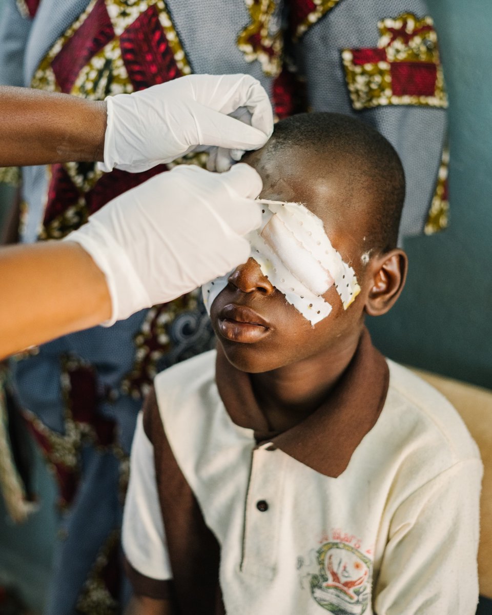 LFDWdach's tweet photo. Soumalia, geboren mit Kinderlähmung und angeborenem Grauen Star, wuchs fast blind auf. Dank eines mobilen Teams kann er nun sehen, zur Schule gehen &amp; erhält Physiotherapie. ✨

Schenke Kindern wie ihm Hoffnung – spende jetzt: https://t.co/82bbXoY0rk
​
#LichtfuerdieWelt https://t.co/DOjiqInpRe