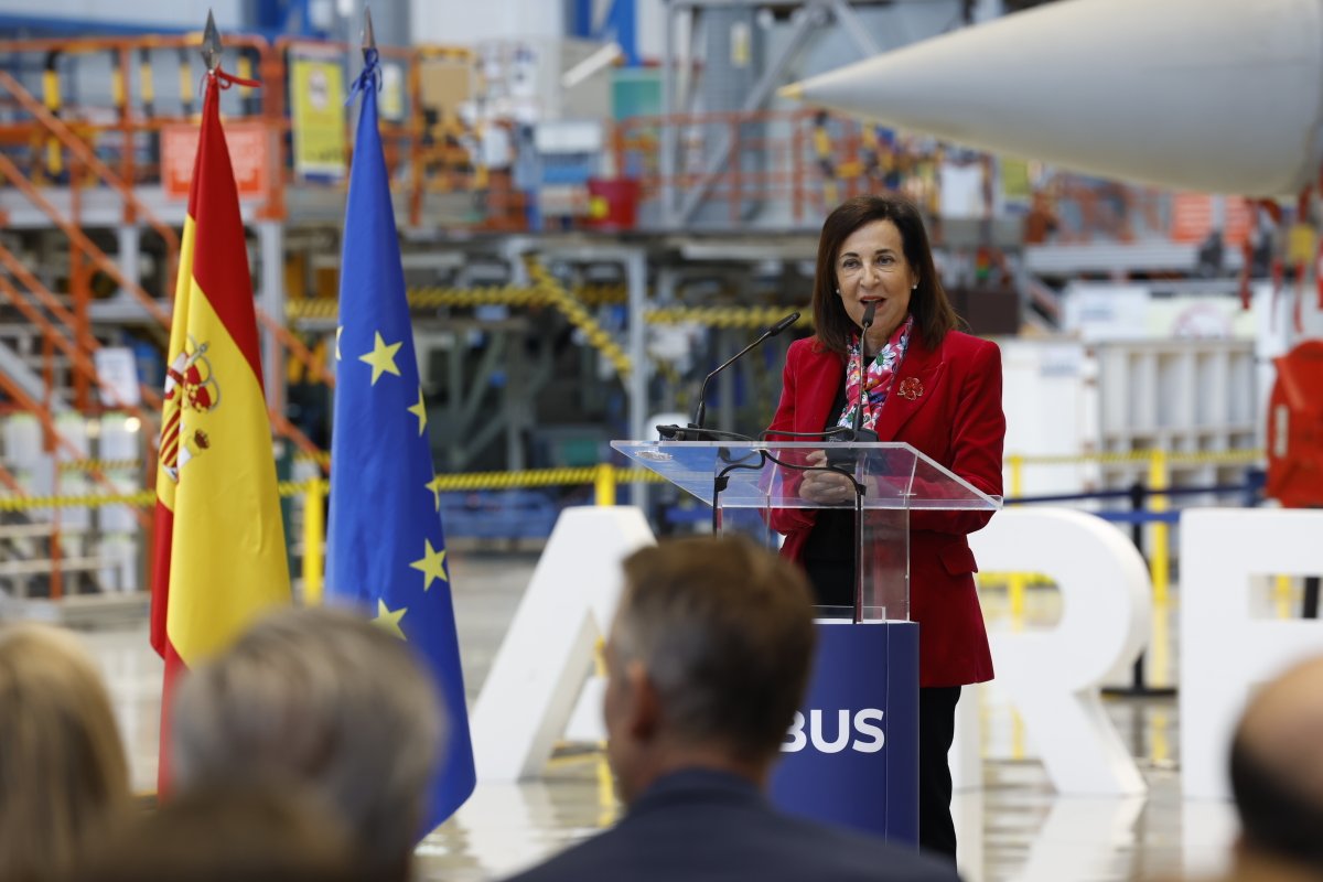 Defensagob's tweet photo. Margarita Robles: "No vamos a escatimar esfuerzos para que nuestros ejércitos tengan las mejores capacidades".

En la firma del contrato con @Airbus para 25 nuevos #Eurofighter, ha destacado que "invertir en defensa es invertir en seguridad, empleo y protección internacional". https://t.co/pIIFNcgM82