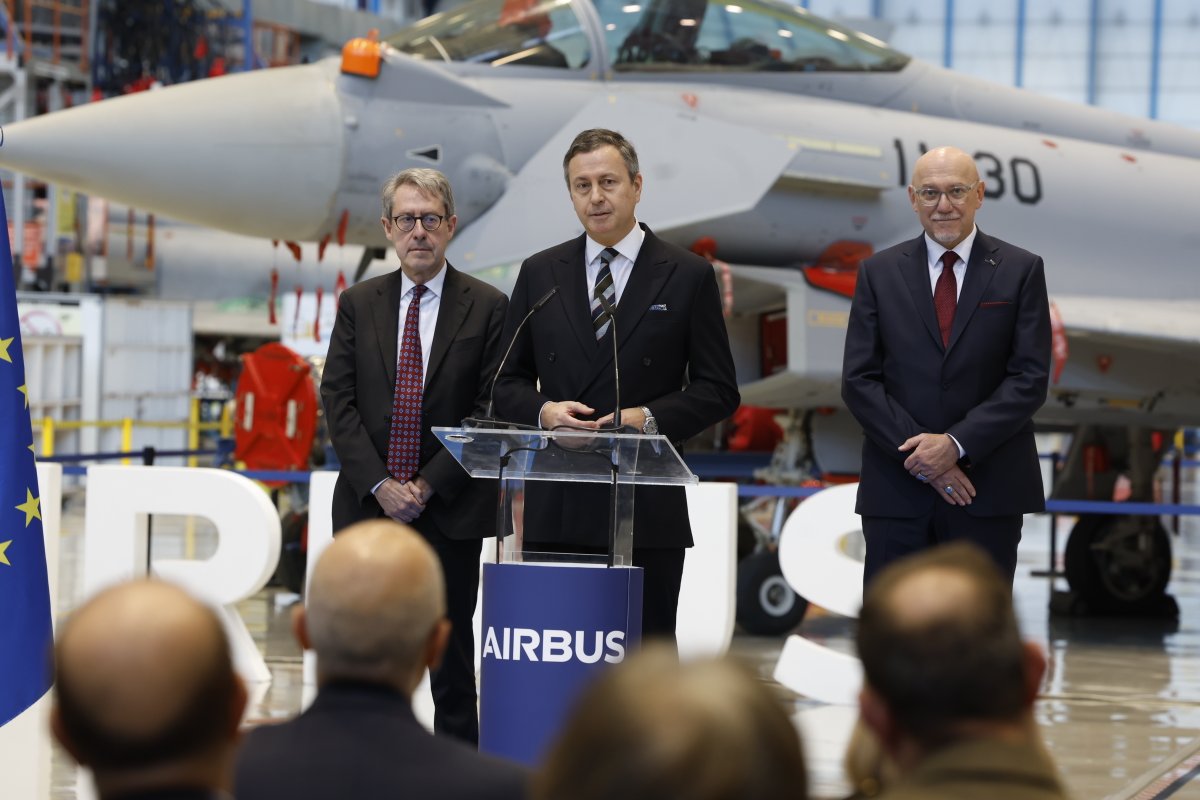 Defensagob's tweet photo. Margarita Robles: "No vamos a escatimar esfuerzos para que nuestros ejércitos tengan las mejores capacidades".

En la firma del contrato con @Airbus para 25 nuevos #Eurofighter, ha destacado que "invertir en defensa es invertir en seguridad, empleo y protección internacional". https://t.co/pIIFNcgM82