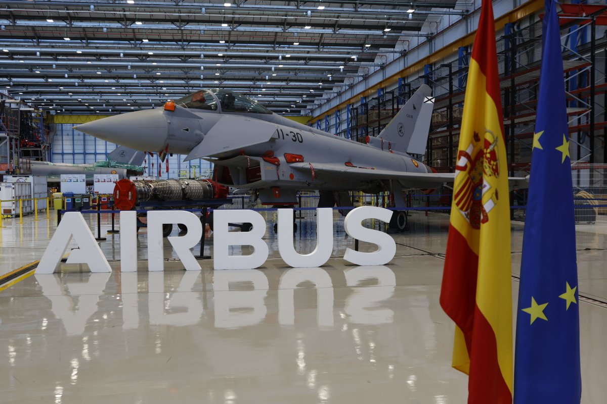 Defensagob's tweet photo. Margarita Robles: "No vamos a escatimar esfuerzos para que nuestros ejércitos tengan las mejores capacidades".

En la firma del contrato con @Airbus para 25 nuevos #Eurofighter, ha destacado que "invertir en defensa es invertir en seguridad, empleo y protección internacional". https://t.co/pIIFNcgM82