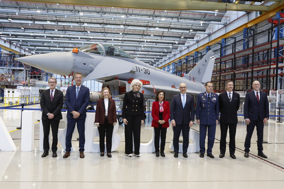 Defensagob's tweet photo. Margarita Robles: "No vamos a escatimar esfuerzos para que nuestros ejércitos tengan las mejores capacidades".

En la firma del contrato con @Airbus para 25 nuevos #Eurofighter, ha destacado que "invertir en defensa es invertir en seguridad, empleo y protección internacional". https://t.co/pIIFNcgM82