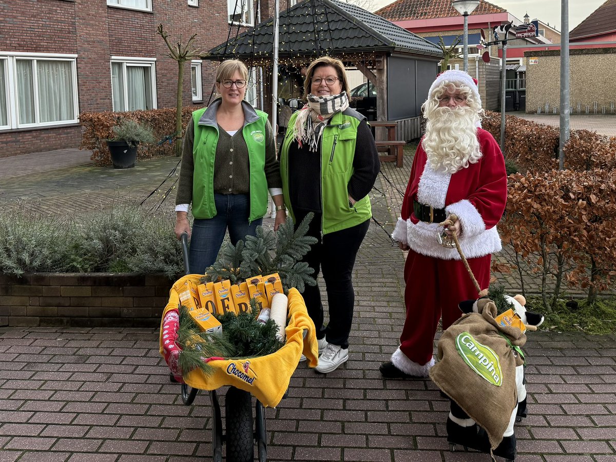 GastEllen's tweet photo. Samen met boerinnen Carolien en Jeannette #Chocomel uitdelen namens
#FrieslandCampina
Mooi actie die zeer gewaardeerd wordt.
#Chocomelactie
https://t.co/SEEhYt9CKk https://t.co/nQlUchud4w