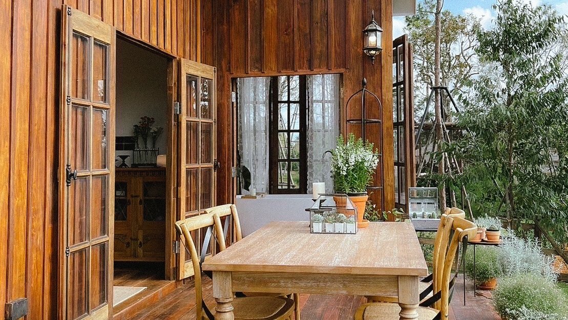 bkkmenuliving's tweet image. ปลายปี อากาศดีๆ แบบนี้ เราชวนขึ้นเหนือไปซึมซับธรรมชาติ รับพลังงานดี ๆ ฮีลใจกันที่ ‘จดหมายจากเชียงดาว’ บ้านพักหลังน้อยสไตล์กระท่อมในอำเภอเชียงดาว จังหวัดเชียงใหม่
.
Photo by จดหมายจากเชียงดาว
.
#BKKLIVING #WheretoStay #TheLetterfromChiangDao #Chiangmai #Chiangdao