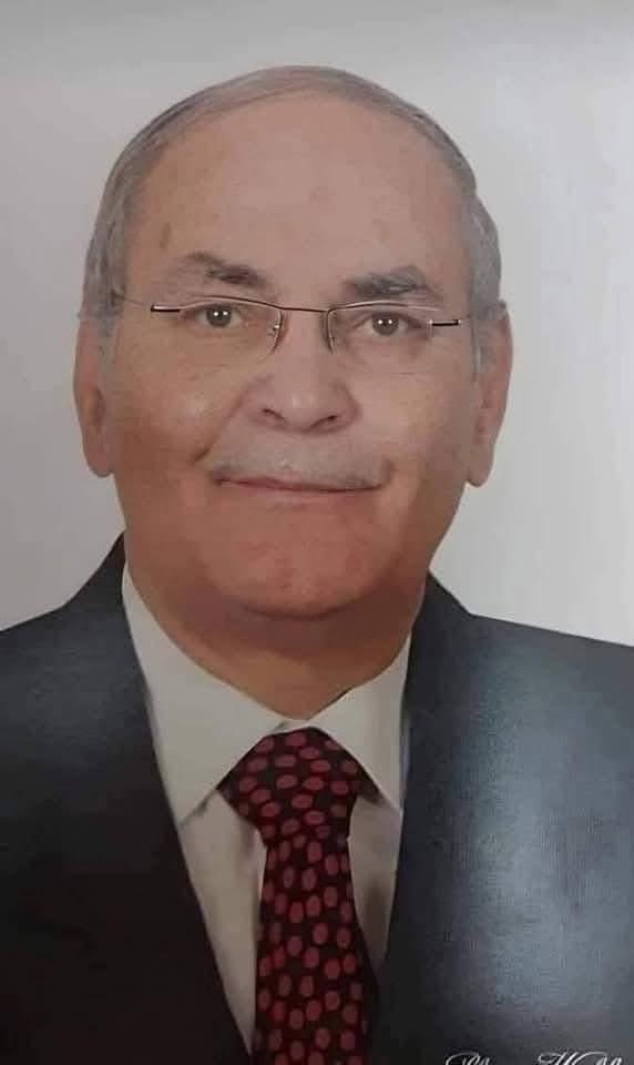 كان بياخد غياب في المحاضرة علشان اللي حاضر هياخد المذكرة ببلاش
كان كل أسبوعين يطبعلنا مذكرات بمعدل 4 او 5 آلاف جنيه علي حسابه
كان كل محاضرة له ينادي علي واحد من العمال ويديله مبلغ مش قليل ويقوله وزعهم عليكو
وكان يأكد عليه مينساش البنات بتوع شركة النضافه
مفيش طالب مشروع معاه بيدفع