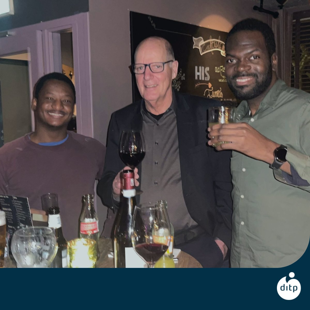 ditpholding's tweet photo. 🥂 Gisteren hebben we het jaar alvast afgesloten tijdens een gezellige #kerstborrel bij Joseph aan de Poel.

Wil jij volgend jaar ook deel uitmaken van ons team en met ons mee proosten? Bekijk dan eens onze #vacatures op https://t.co/eSzcEXavgp.

Hele fijne feestdagen gewenst!🎄 https://t.co/a0vUqywRDx