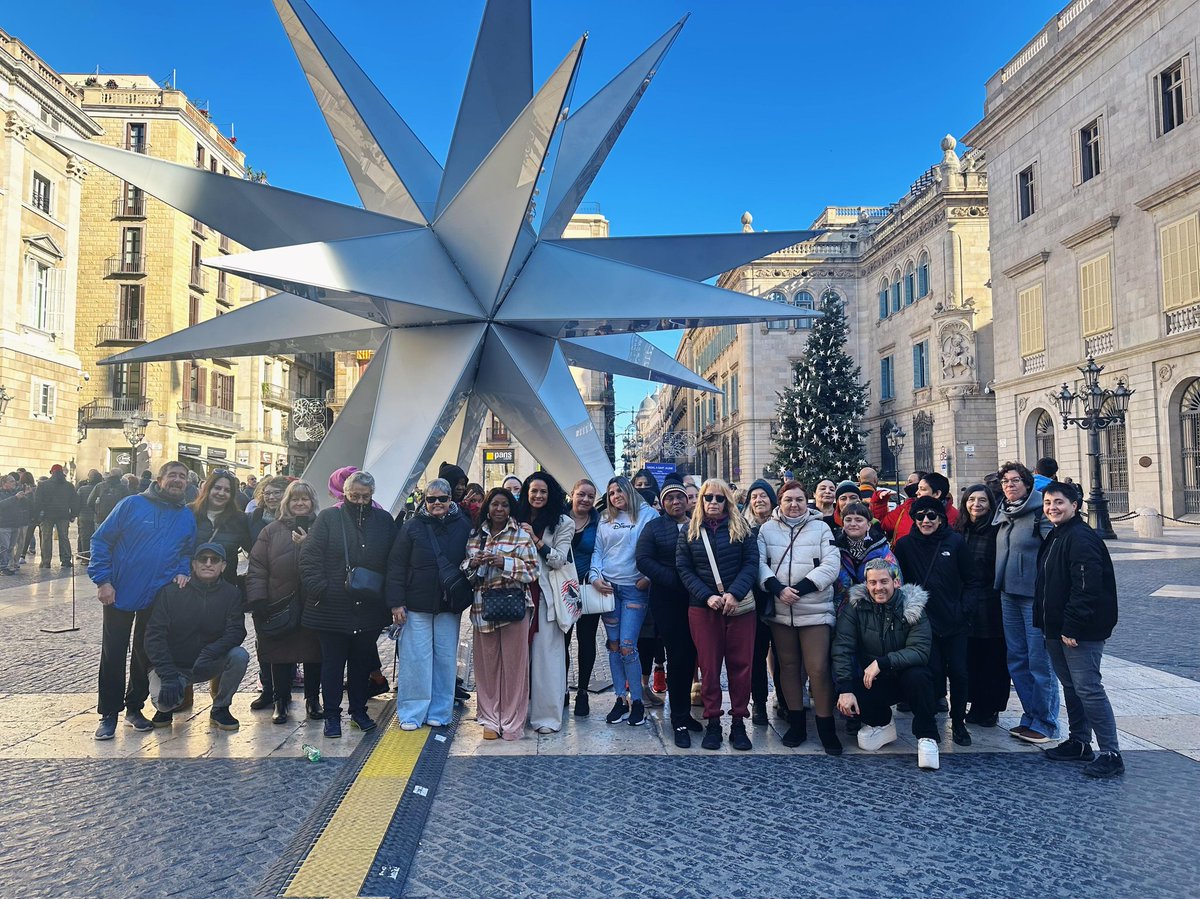 PutasLibRaval's tweet image. #20D nos encontramos dentro del plenario ayuntamiento. 
#Putas volvemos okupar la institución. @jaumecollboni ,no está??@Albert_Batlle_B está...
Hoy es un día muy frío, las Compas y Aliadas presente. 
Decidimos hacer foto grupal  también con @JessGH_ q facilitó poder estar aquí.