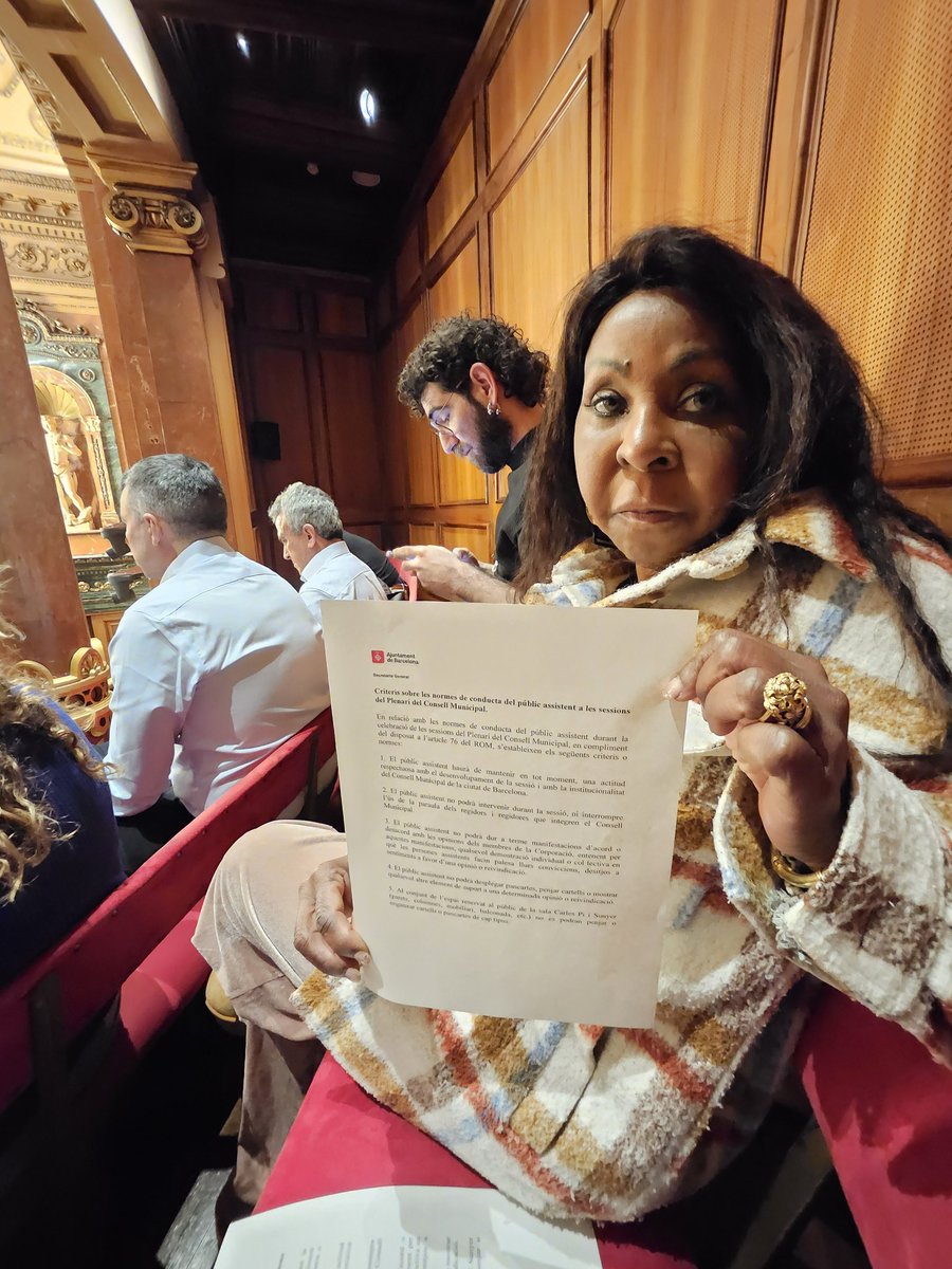 PutasLibRaval's tweet image. #20D nos encontramos dentro del plenario ayuntamiento. 
#Putas volvemos okupar la institución. @jaumecollboni ,no está??@Albert_Batlle_B está...
Hoy es un día muy frío, las Compas y Aliadas presente. 
Decidimos hacer foto grupal  también con @JessGH_ q facilitó poder estar aquí.