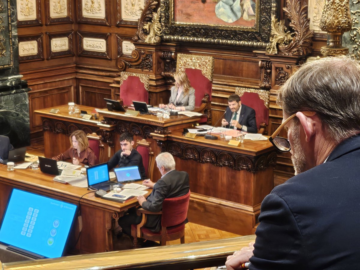 PutasLibRaval's tweet image. #20D nos encontramos dentro del plenario ayuntamiento. 
#Putas volvemos okupar la institución. @jaumecollboni ,no está??@Albert_Batlle_B está...
Hoy es un día muy frío, las Compas y Aliadas presente. 
Decidimos hacer foto grupal  también con @JessGH_ q facilitó poder estar aquí.