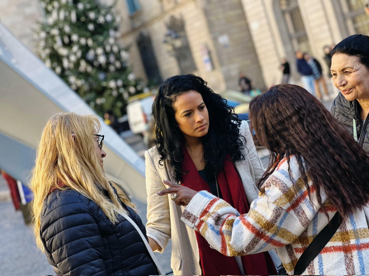 PutasLibRaval's tweet image. #20D nos encontramos dentro del plenario ayuntamiento. 
#Putas volvemos okupar la institución. @jaumecollboni ,no está??@Albert_Batlle_B está...
Hoy es un día muy frío, las Compas y Aliadas presente. 
Decidimos hacer foto grupal  también con @JessGH_ q facilitó poder estar aquí.