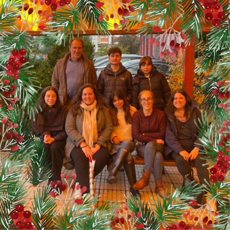 IsotoposEE's tweet photo. 🎄✨The Enriched Stable Isotopes group celebrates Christmas. We also take the opportunity to bid farewell to our Greek colleague Valanto, after three months full of learning. Thanks to everyone for their effort and dedication! See you next year with new challenges!🎅🎁 https://t.co/FukhifQrkL