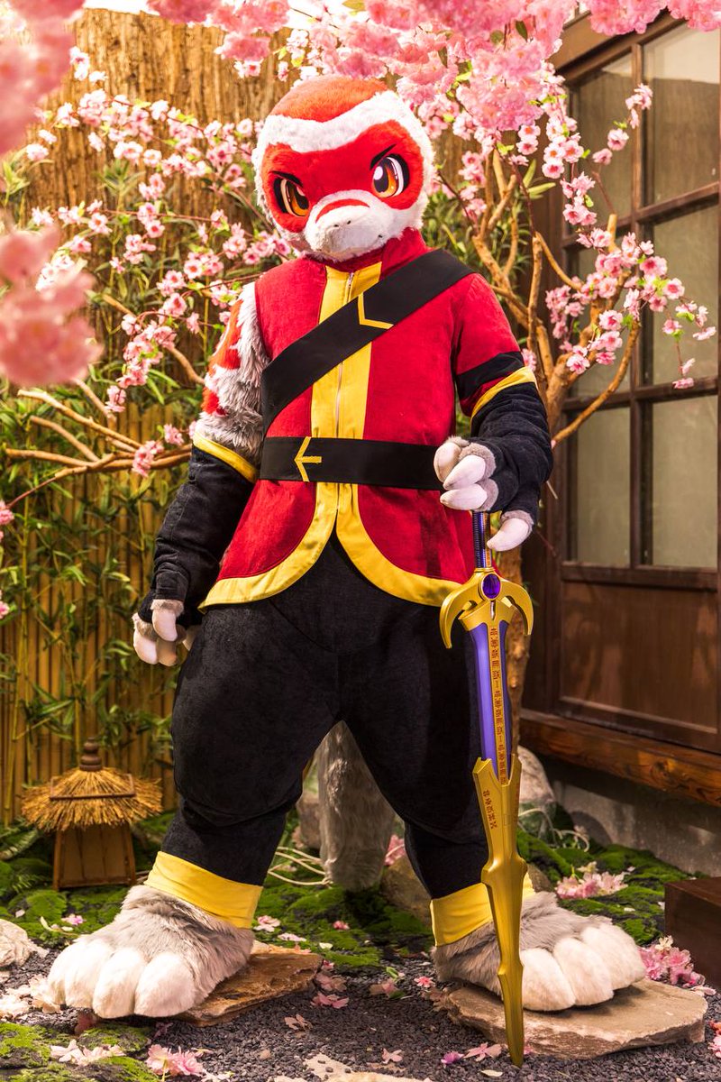 Aziel_Lizord's tweet image. "As a knight I swore an oath to the people- but don't underestimate me, or else."
📸: @furmony
Thank you Furmony, for bringing my character to life!
#FursuitFriday #fursuit #furmony #lizard