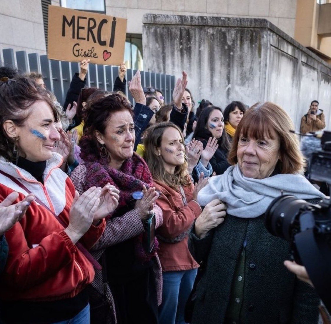 KarimaDelli's tweet photo. Cette photo va faire ma journée. Solidarité avec #GiselePelicot 💜 et toutes les femmes du monde. https://t.co/hPuxVk1dec