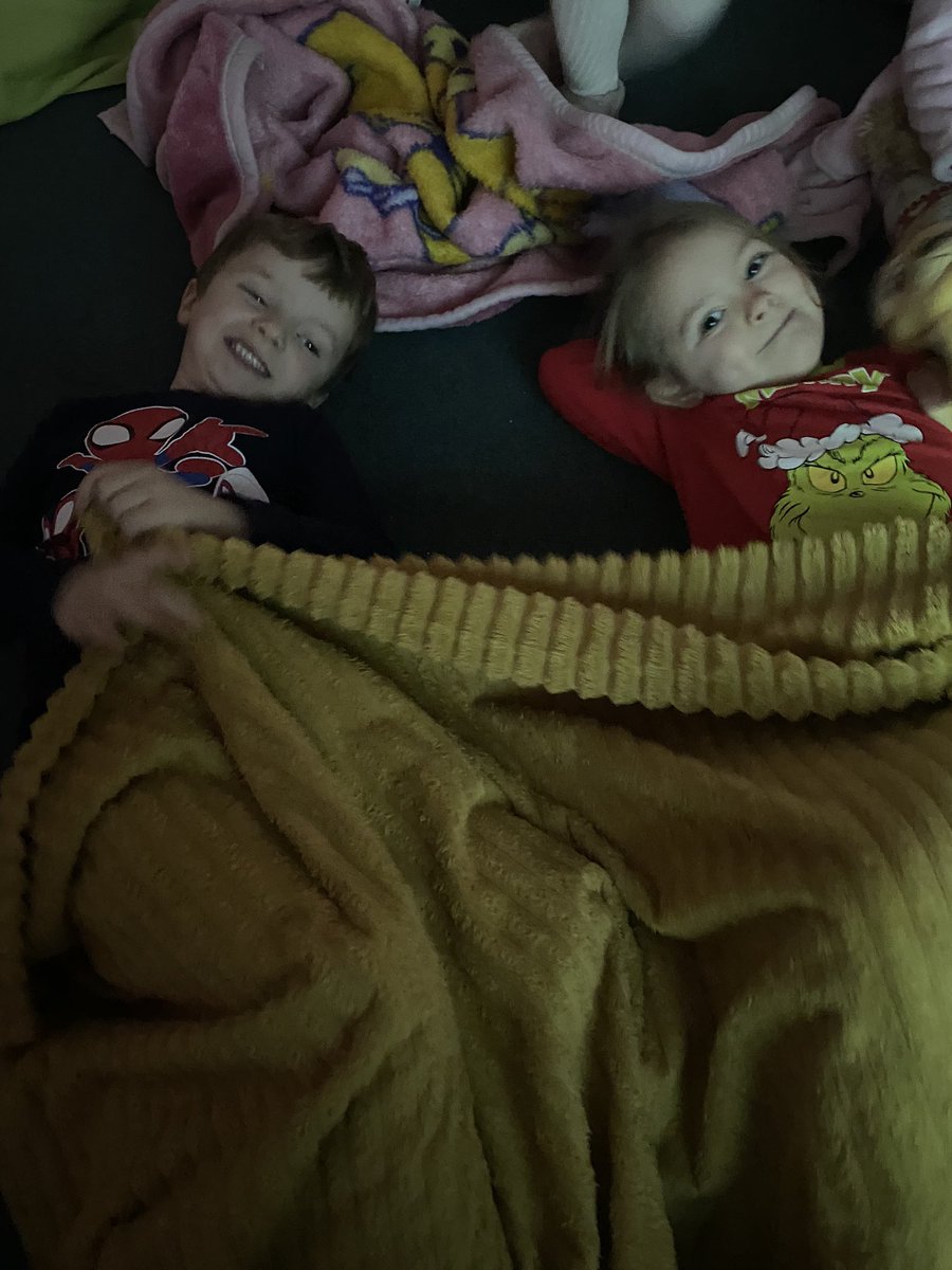 GriffMissCYoung's tweet photo. A cosy snack time https://t.co/BNsYCLOvAf