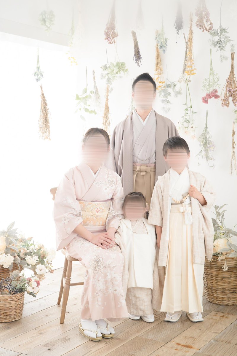 hnt_726's tweet photo. はーい皆さん集合!今年も1番お得なコフレの福袋、始まってますぅ!!
全員着物着て兄弟分の洋装もあってデータだけでなくアルバムも諸々ついて6万円台は、あのー、こちらが不安になる(真顔)
詳しくは@info_coffret もしくは公式HP見てネ!ふんわり好きな方はぜひ🫰🏻🤎
#PR #studiocoffret #コフレ福袋 https://t.co/xhD6FXXw5Z